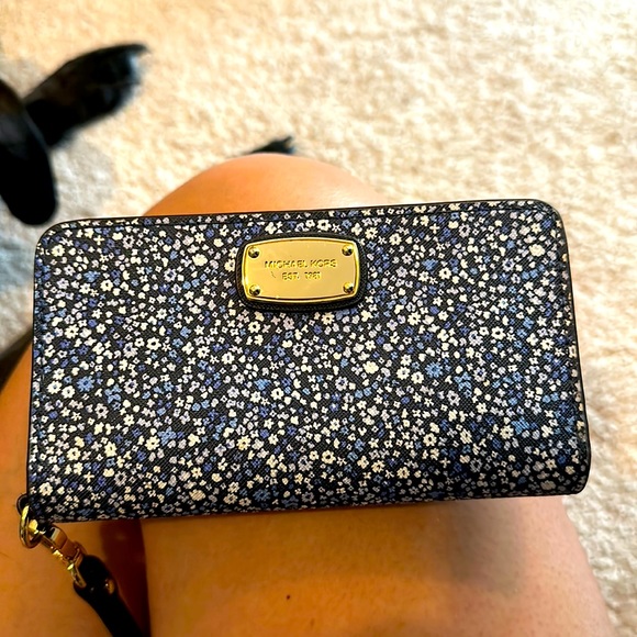 Michael Kors Wallet - Picture 1 of 3